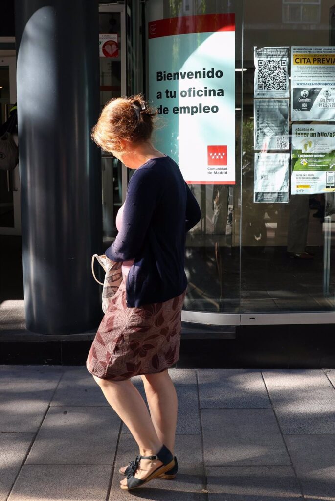 El paro baja en 222.600 personas y la ocupación alcanza un nuevo récord de casi 21,7 millones de empleos
