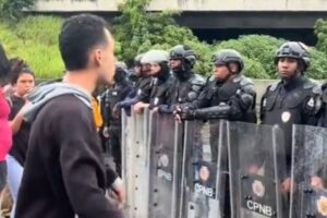 El reclamo de un joven a agentes que reprimen protesta en Caricuao (+Video)