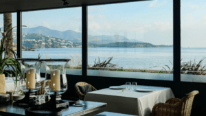 El restaurante con vistas al mar y dos estrellas Michelin ubicado en un pueblo español en la frontera con Francia