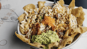 El restaurante de Madrid en el que puedes probar un plato que mezcla los nachos y el sushi