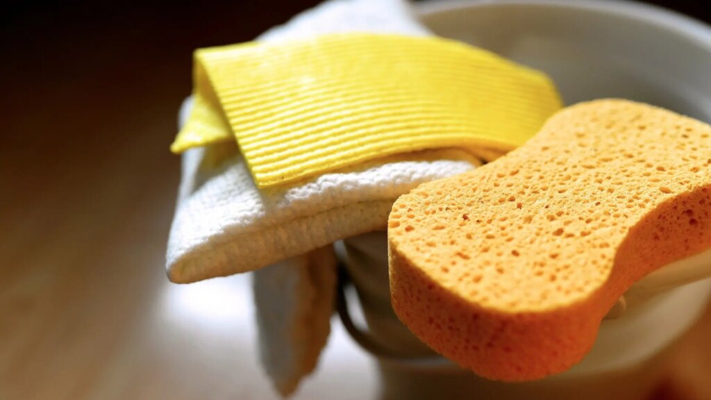 El truco casero para desinfectar y limpiar los trapos de cocina sin frotar