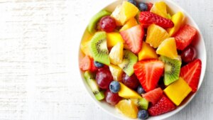 El truco para evitar que la fruta cortada se oxide cuando la llevas en un tupper