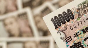 El yen celebra el aumento de tipos en Japón y sube frente a todas las divisas del mundo