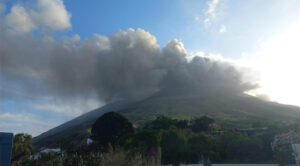 Elevan la alerta del volcán italiano Etna