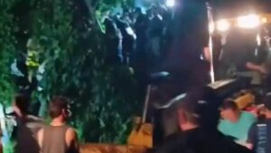 Emergencia en la vía que comunica a Medellín con el Urabá por un derrumbe que sepultó casa, video
