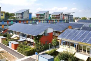 En 2004 al mundo le tomó un año instalar un gigavatio de capacidad de energía solar. En 2024 se instala uno al día
