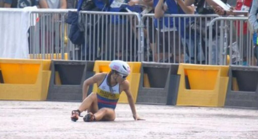 En Juegos Olímpicos la colombiana María Carolina Velásquez, sufrió caída en Triatlón