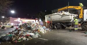 En medio del conflicto por la basura en CABA, casi se incendia un camión recolector y tiró todos los residuos a la calle