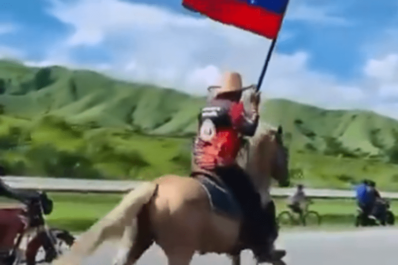 En motos, bicicletas y hasta en en caballos protestaron en autopista Guacara