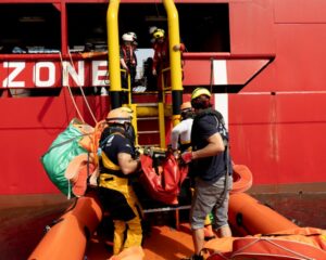 Enmascarados irrumpen en rescate de migrantes en el mar y se llevan la barca