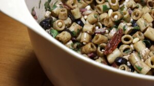 Ensalada de pasta con tapenade de aceitunas negras, una receta diferente, fácil y barata