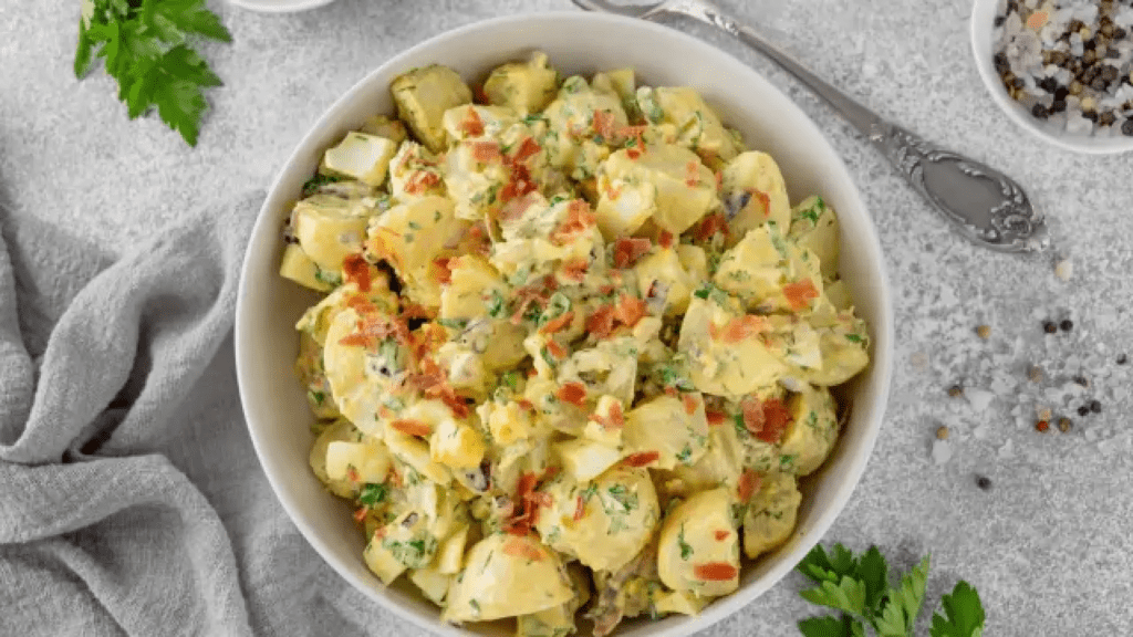 Ensalada de patatas con salsa de yogur y mostaza, una receta crujiente y perfecta para un picoteo