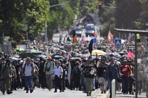 Estallan enfrentamientos entre Policía y alborotadores durante una manifestación de ecologistas en La Rochelle (Francia)