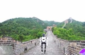 Este robot gigante de metal conquista la Gran Muralla China