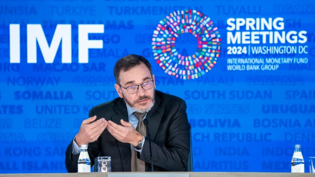 FMI dice que EEUU debería aumentar impuestos y esperar hasta finales de 2024 para reducir las tasas
