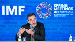 FMI dice que EEUU debería aumentar impuestos y esperar hasta finales de 2024 para reducir las tasas