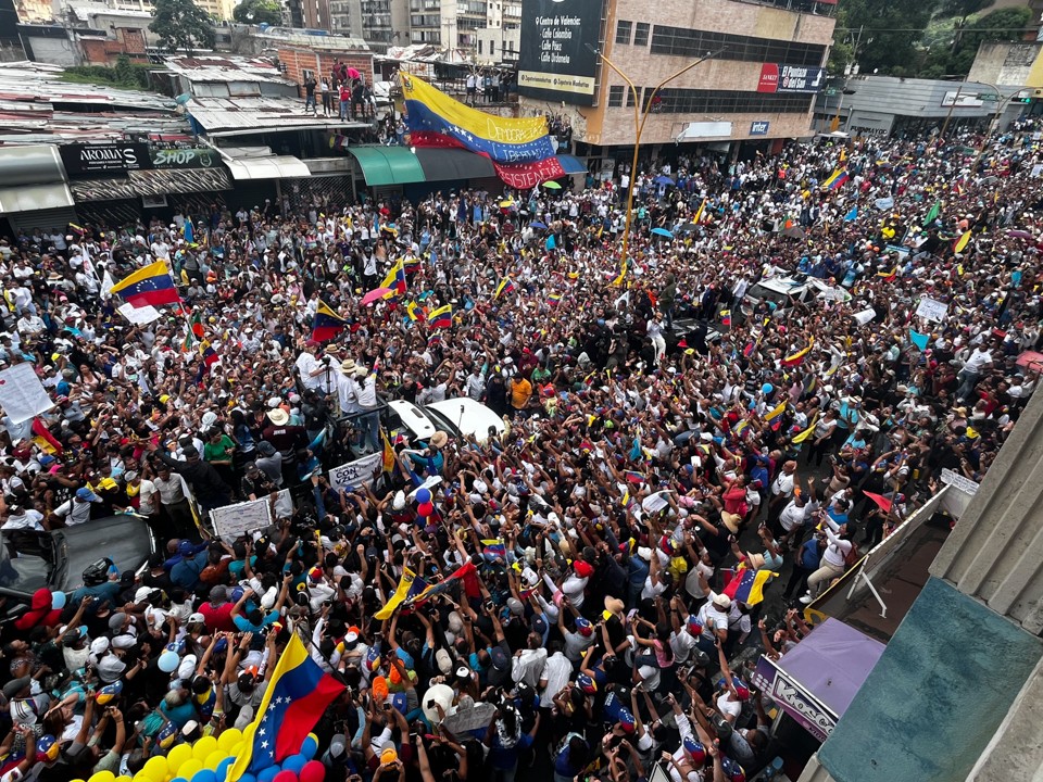 FOTOS Y VIDEO | Valencia desbordada con Machado y Edmundo González