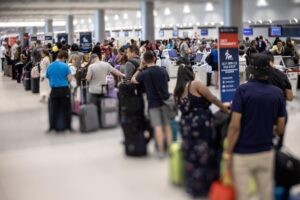 Fallo deja en EE.UU. unos 4 mil 500 vuelos demorados, mil 700 cancelados y lento paso aduanero