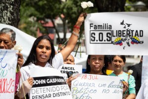 Familiares de presos políticos denuncian "condiciones inhumanas" en cárceles venezolanas - AlbertoNews