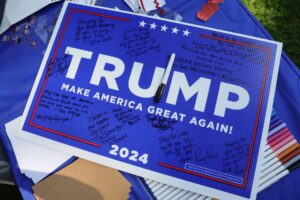 Fanáticos de Trump se vuelcan para desearle una pronta recuperación: "Eres un héroe" - AlbertoNews