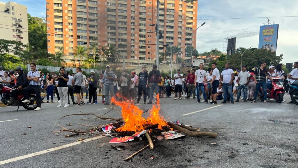 Fuerza Armada de Venezuela denuncia golpe de Estado y manifiesta apoyo incondicional a Maduro 