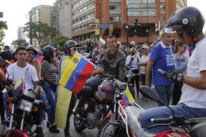 Fuerza de motorizados opositora acompaña protestas y burlan la represión