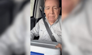 Candidato González Urrutia viaja con vianda de comida para evitar que el gobierno cierre locales