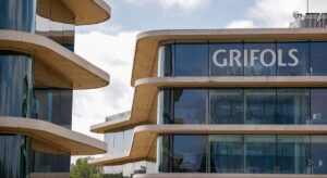 Grifols reformula las cuentas tras los ajustes contables encontrados por Deloitte