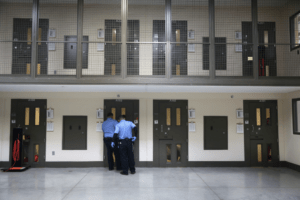 HRW denuncia aislamientos de migrantes detenidos en EEUU
