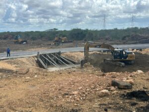 Habilitan paso temporal en la vía a Tucacas por trabajos en puente