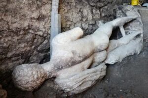 Hallaron una estatua de mármol de un dios griego en una antigua alcantarilla romana - AlbertoNews