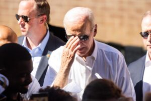 Hasta 10 legisladores demócratas presionan para que Biden se baje de la campaña, según medios