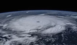 Huracán Beryl deja al menos un muerto a su paso por Jamaica