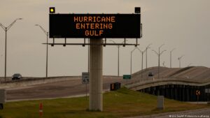 Huracán Beryl entra en Texas y causa fuertes lluvias, marejadas y cortes de energía