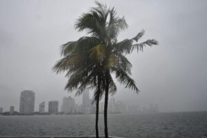 Huracán "Beryl" se intensifica antes de llegar a las Islas de Barlovento