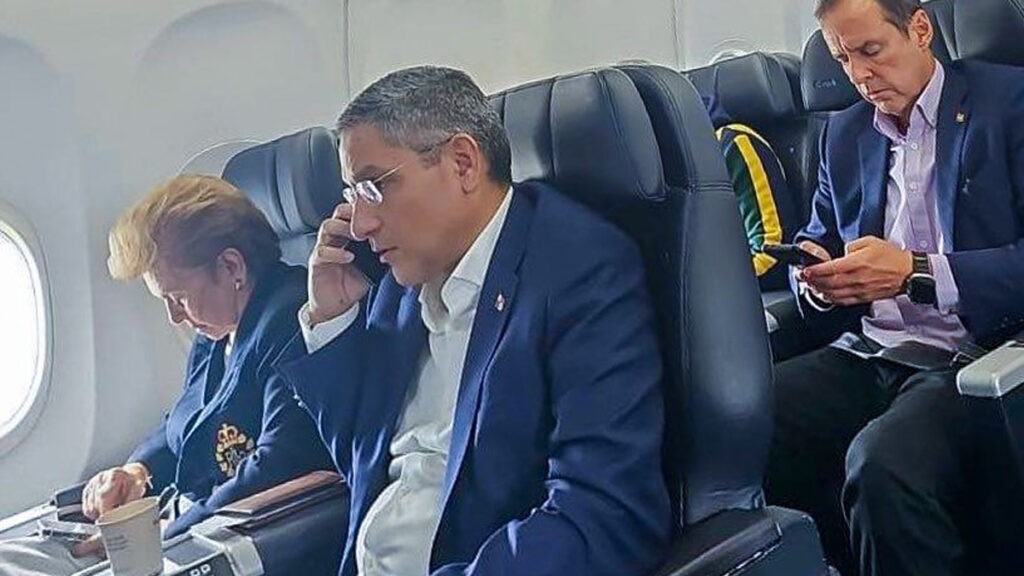 Impiden al grupo IDEA viajar a Venezuela y lo bajan del avión
