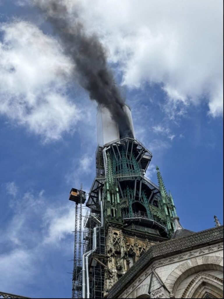 Incendiada la aguja de la catedral de Ruan, una de las más emblemáticas de Francia
