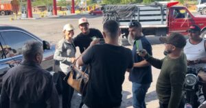 Infobae en Venezuela: un convoy de nueve autos blindados, una guerra logística y el latido de un país por dentro