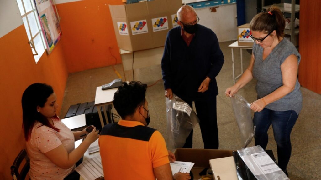 Instalan mesas de votación. Frenan viaje de expresidentes. Cierran frontera.