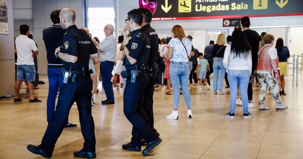 JUPOL cifra en 500 los menores migrantes en Barajas en lo que va de año y critica a Interior por "negar una solución"