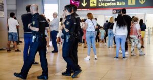 JUPOL cifra en 500 los menores migrantes en Barajas en lo que va de año y critica a Interior por "negar una solución"