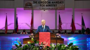 Joe Biden retomó la campaña mientras crece la presión para que baje su candidatura