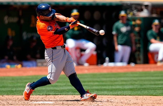 José Altuve llega a cifra redonda y se pone a tiro de Reggie Jackson y Babe Ruth