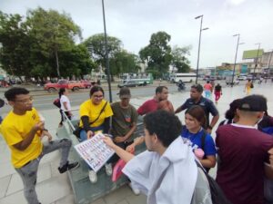 Jóvenes opositores promueven el voto en el centro de Maracay