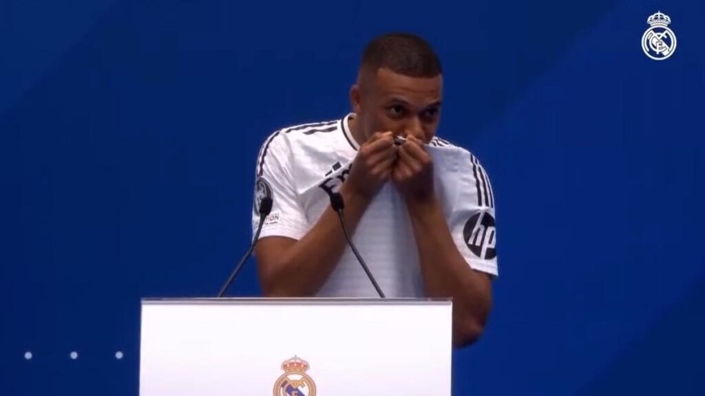 El público pide a Mbappé que bese el escudo y esta es su respuesta