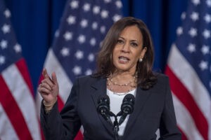 Kamala Harris consolidó su candidatura presidencial y negocia quién la acompañará como vicepresidente - AlbertoNews