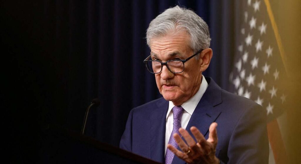 La Fed mantiene los tipos fijos y acerca la próxima bajada, pero matiza: "Hacen falta más certezas"