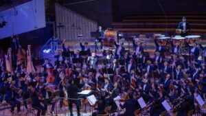 La Orquesta Filarmónica Joven de Colombia regresa con una propuesta visual y musical inquebrantable que fusiona la música sinfónica con el arte lumínico