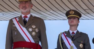 La Princesa Leonor, complicidad con Felipe VI en su primer acto militar como dama alférez cadete