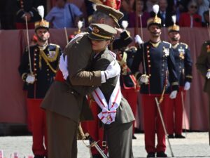 La Princesa Leonor recibe de manos del Rey su despacho de alférez del Ejército de Tierra